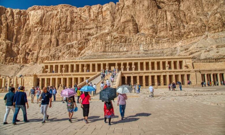 رفع تحذيرات السفر إلى مصر – سائحون يتجولون بالقرب من الأثار في وادي الملوك