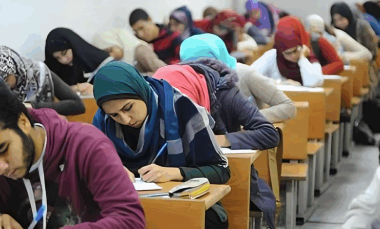 طلاب الثانوية العامة داخل لجنة امتحانات في مصر استعدادًا للإعلان عن نتيجة الثانوية العامة 2025